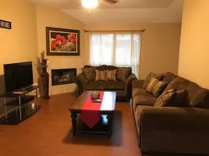 Cozy Pet-Friendly Home- Huge Spring Discounts - Tomball