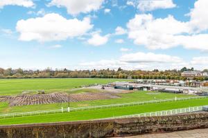 The POPULAR Chester Racecourse Apartments, Sleeps 4, FREE Parking