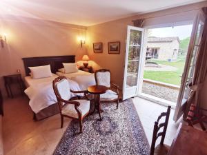 B&B / Chambres d'hotes Domaine De La Chapelle : Chambre Double - Rez De Jardin