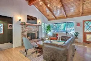 Modern and Unique Cabin with Deck by Lake Gregory! - ليك أروهيد