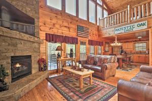 Woodsy Retreat with Hot Tub, 8 Mi to Dollywood!