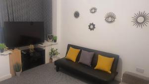BIRMINGHAM SOUTHFIELD HOUSE 3 BEDROOMS WITH 7 BEDS great motorway links M5 M6 M42 A38 A34