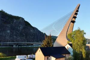 Modern APT with river view near city center&train