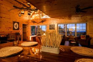 Woodsy Retreat w Fire Pit & Resort Amenities