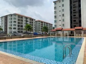 Inap Kayangan @ Puncak Alam with Swimming Pool - Kampong Bukit Hijau