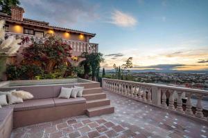 Casa Vista 6BR Villa, 16p Jacuzzi Pool, Staff & Breakfast