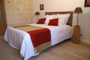 B&B / Chambres d'hotes La Maison Rouge d'Uzes B&B : Suite avec Douche - Vue sur Jardin et Parc