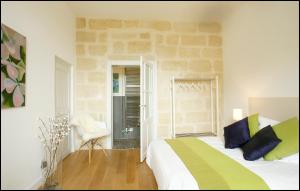 B&B / Chambres d'hotes La Maison Rouge d'Uzes B&B : Chambre Double - Vue sur Piscine