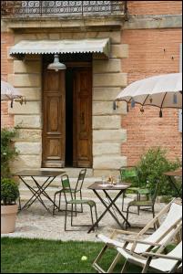 La Maison Rouge dUzes B&B