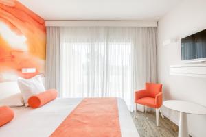 Hotels Hotel Restaurant La Vague de Saint Paul & Spa : Chambre Double Deluxe avec Balcon et Vue sur le Jardin