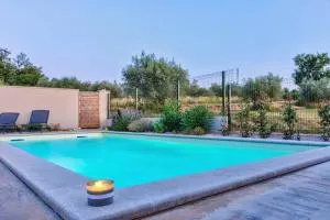 Pola kuće sa bazenom-Eja - Malotija