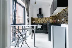 Modern And Stylish Golden Apartments Browary WarszawskieK59