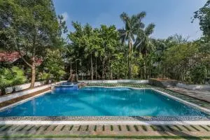 SaffronStays Foresta By The Lake, Kamshet -7 acres estate with lake on 3 sides, pool, veg only multi cuisine meals - Talegaon Dābhāde