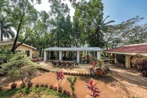 SaffronStays Foresta by the Lake - 6BR veg-only pool estate with lake views, lawns, gazebo & sports court in Kamshet