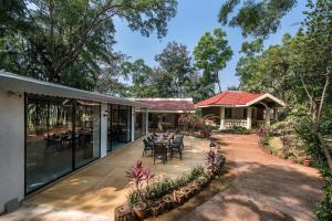 SaffronStays Foresta by the Lake - 6BR veg-only pool estate with lake views, lawns, gazebo & sports court in Kamshet