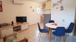 Holiday apartment in Tribunj with balcony, air conditioning, WiFi, washing machine 5040-1