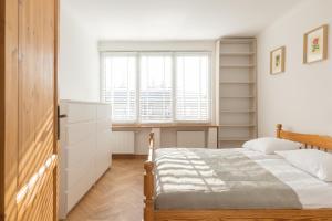 Piękna 2-Bedroom Apartment by BookingHost