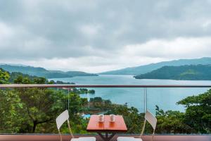 SaffronStays Riverdale - 4BR pool villa in Lavasa with gazebo, Indonesian artwork, and cricket pitch