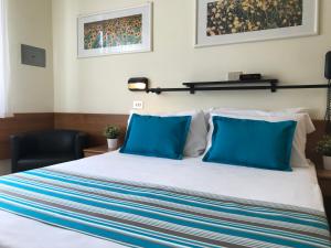 Double Room with Extra Bed room in Hotel Golf