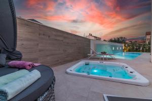 Villa Elena Deluxe mit Whirlpool und beheiztem Pool am Meer und wunderschönen Blick auf die Brijuni  