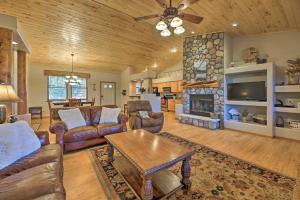 Less Than 4 Mi to Fool Hollow Lake Cabin with Tranquil Deck