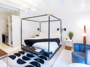 Superior King Suite room in American Beech Hotel