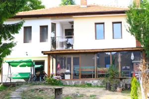 КЪЩА ЗА ГОСТИ “НИЯ”