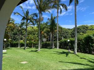 Apto estilo casa em condomínio com piscina na beira da praia