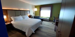 Standard King Room room in Holiday Inn Express - Wells-Ogunquit-Kennebunk an IHG Hotel