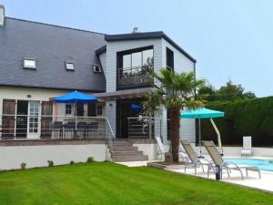 Holiday home with private outdoor pool, Gouesnac h