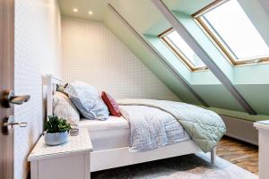 ATTIC APARTMENT on WATERFRONT VIEW NETFLIX