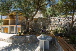 Villa Stone Thromila