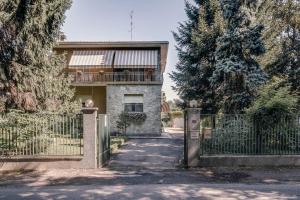 Sentirsi a casa, lontano da casa- front station, near to Milano, Rho fiere, MXP ,Como
