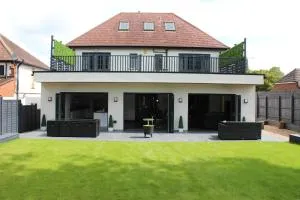 Modern Spacious House - Sleeps 16, Free Parking, Sun Terrace - 纽尼顿