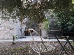 Emplacement idéal pour cette Maisonnette avec jardin et cuisine d été