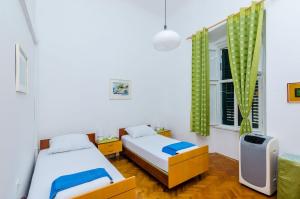 Two Stars Two Beds Downtown Apartment