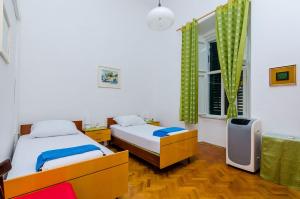 Two Stars Two Beds Downtown Apartment