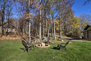 Cabin with Fire Pit and Movie Room, 1 Mi to Lake