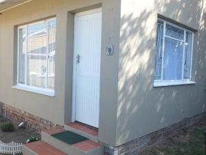 Heron Place sunny self-catering garden flatlet