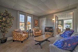 obrázek - Manistee House with Deck, Fire Pit and Sunroom!