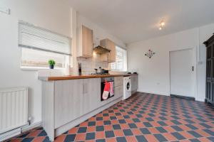 Hull Large 4 Bedrooms 8 Beds Home - Close to A63 MKM Stadium & HRI