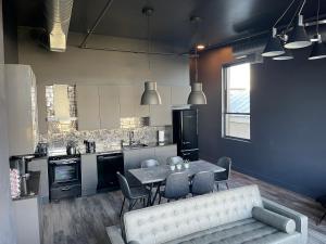 City Loft Escape with River Views! By Hollyhock