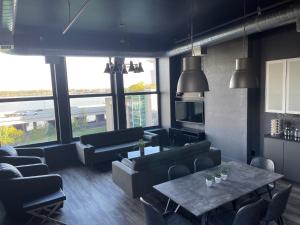 City Loft Escape with River Views! By Hollyhock