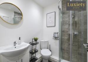 Sleek & Vibrant 1BR with Netflix - City Centre by Luxiety Stays Serviced Accommodation