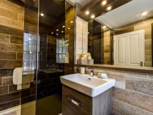 Beautiful Listed Flat with Private Garden, Birnam