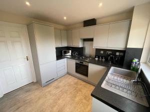 Holm from Home, Relaxing Modern Bungalow with Private Garden, Quiet Location near Attractions & Ness Islands