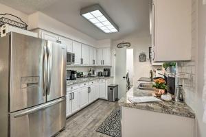 Renovated Cottage with Fire Pit in Munds Park!