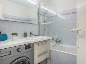Appartements Apartment Residence Du Grand Bleu by Interhome : photos des chambres