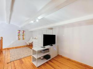 Apartment Les Lantanas-2 by Interhome