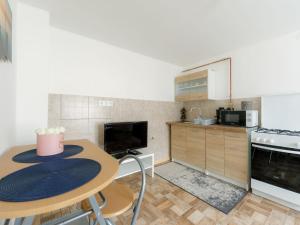 Holiday Home Cherry by Interhome